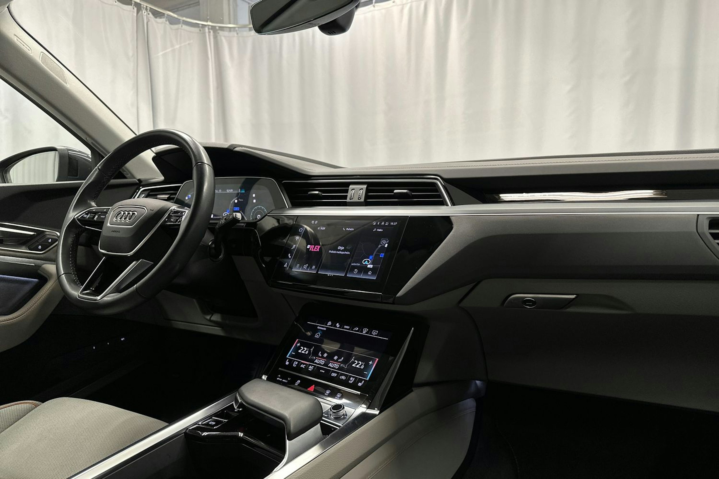 harmaa Audi Q8 e-tron 2023 kuva 15.