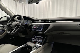 harmaa Audi Q8 e-tron 2023 kuva 15.