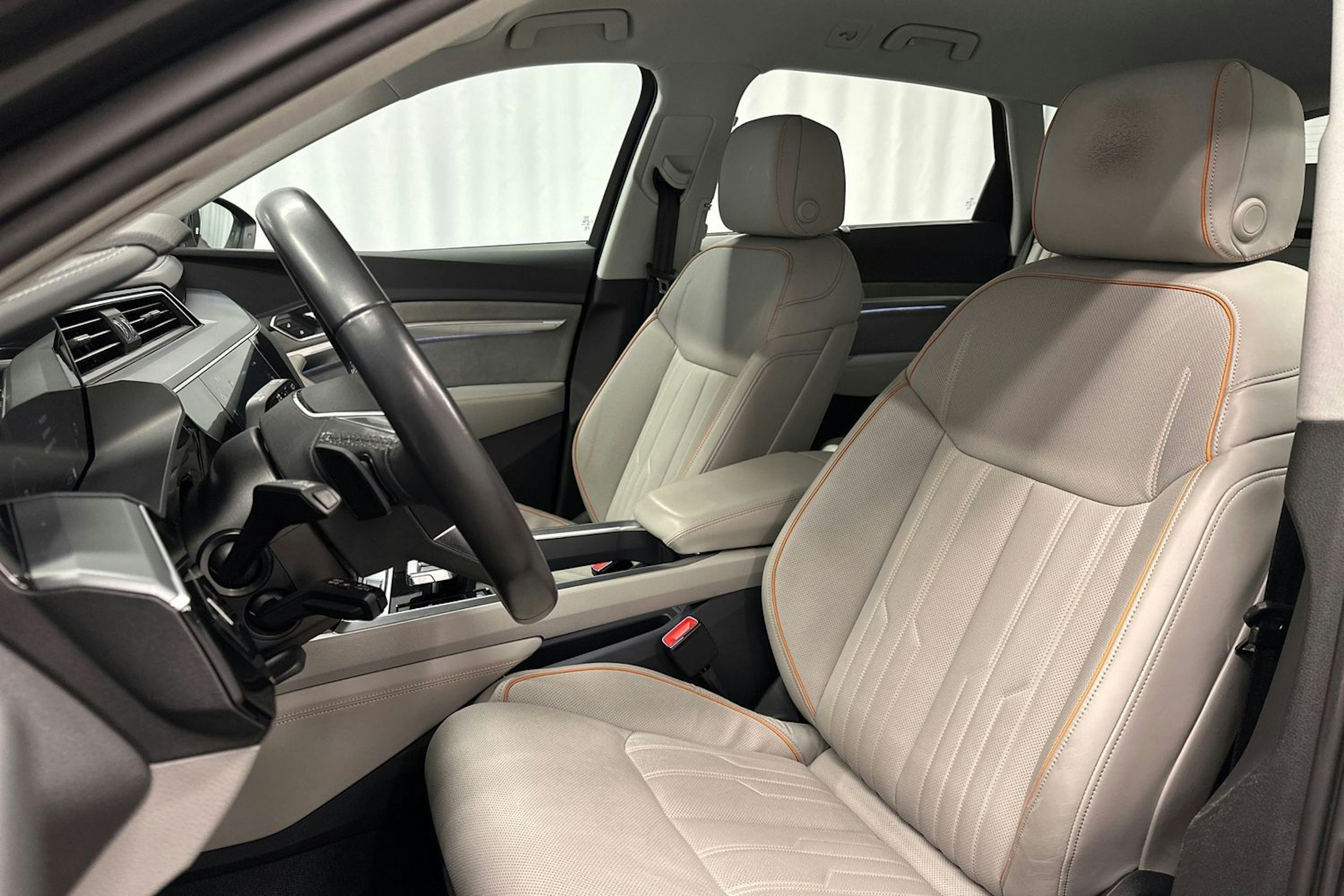 harmaa Audi Q8 e-tron 2023 kuva 16.