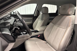 harmaa Audi Q8 e-tron 2023 kuva 16.