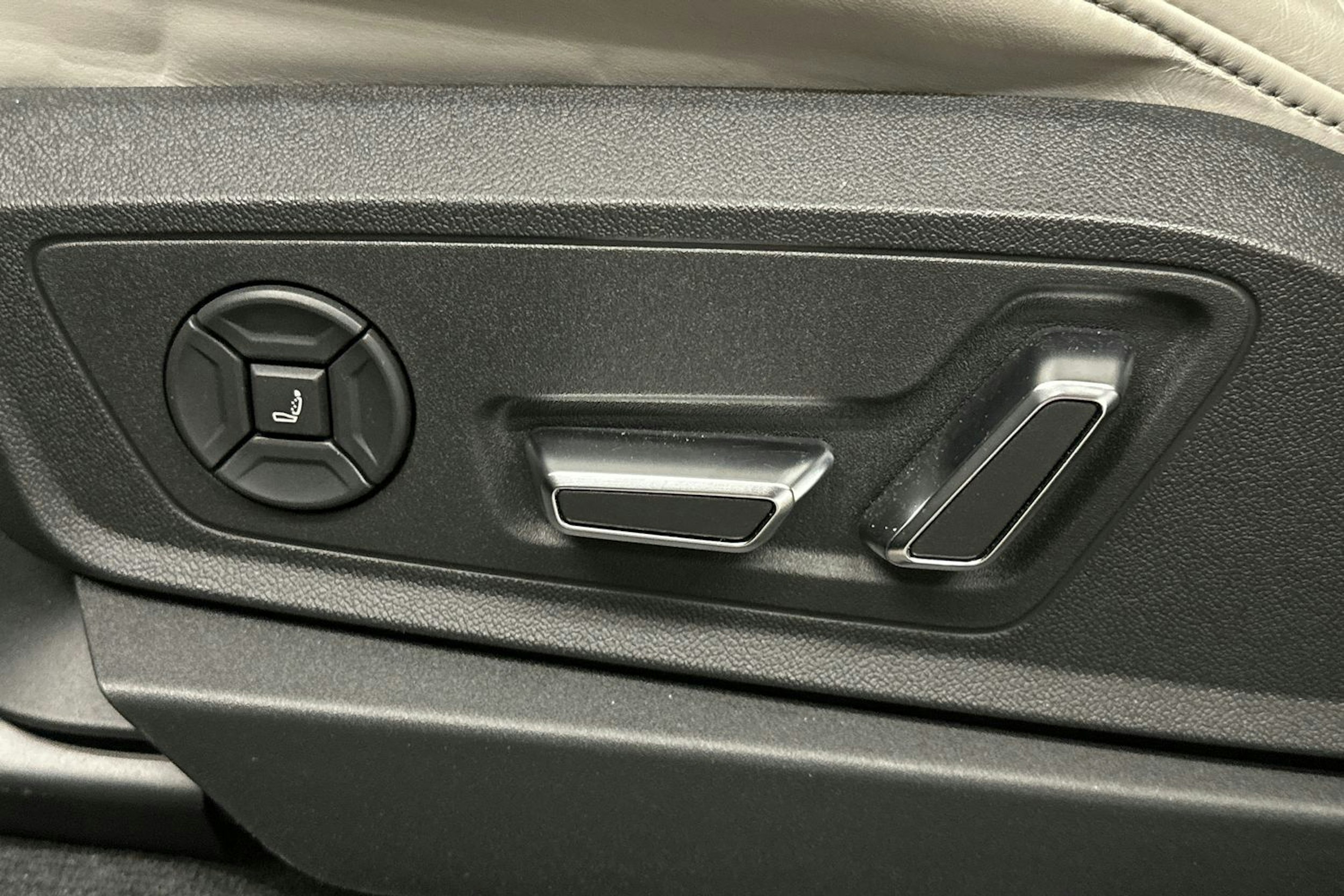 harmaa Audi Q8 e-tron 2023 kuva 17.
