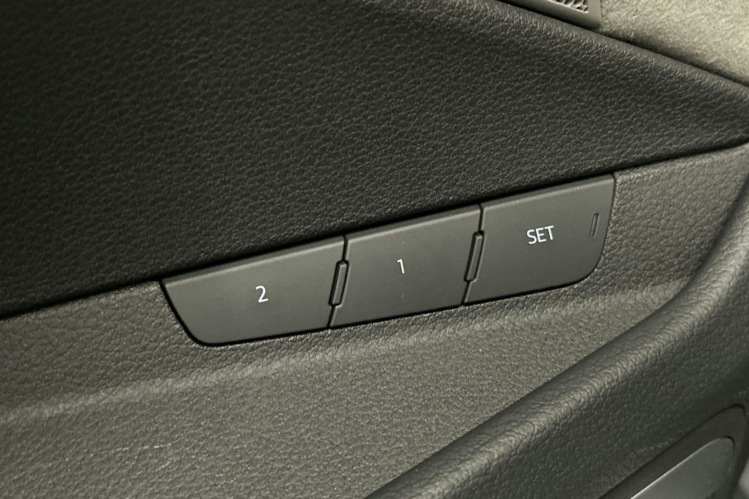 harmaa Audi Q8 e-tron 2023 kuva 18.