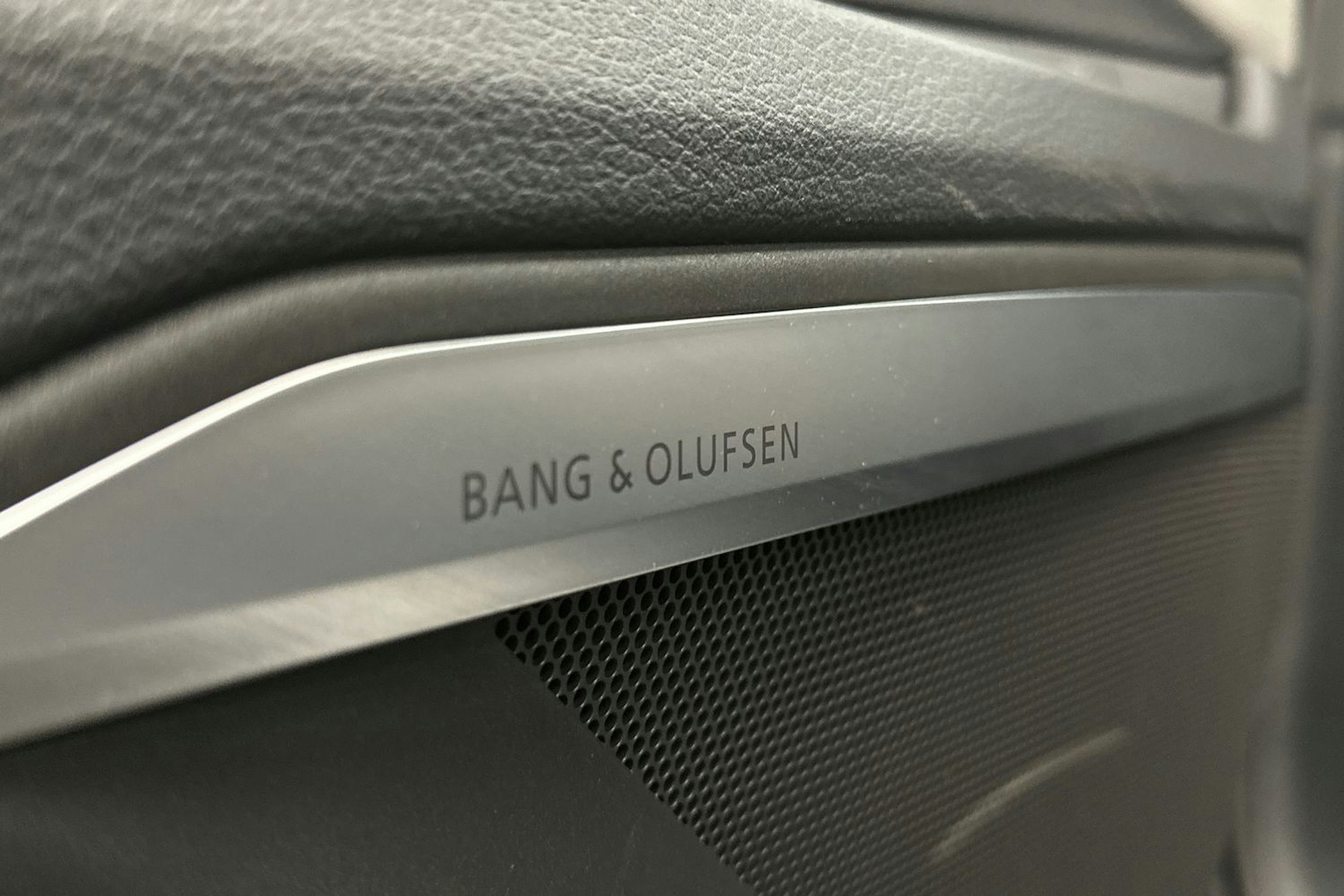 harmaa Audi Q8 e-tron 2023 kuva 19.