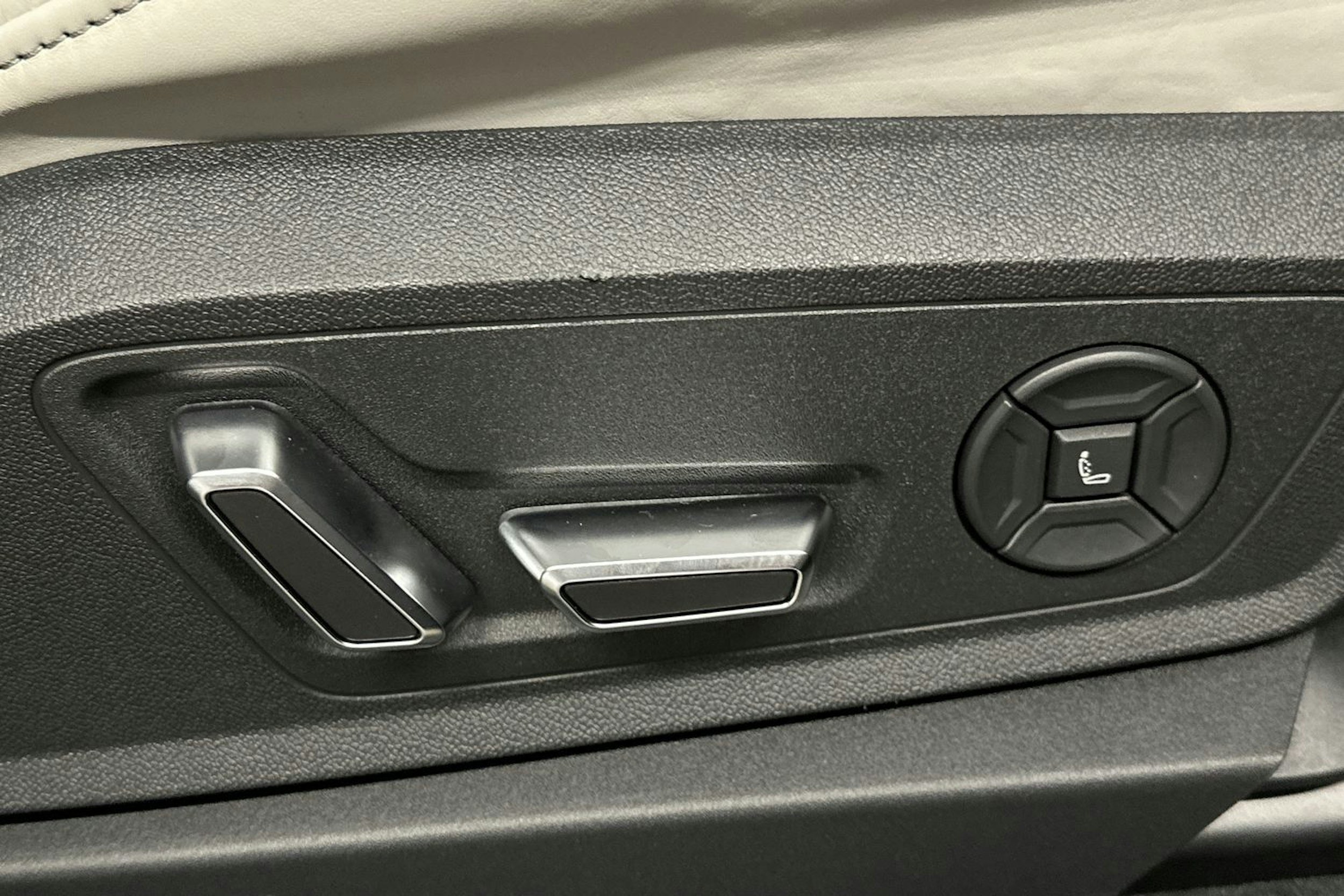 harmaa Audi Q8 e-tron 2023 kuva 20.
