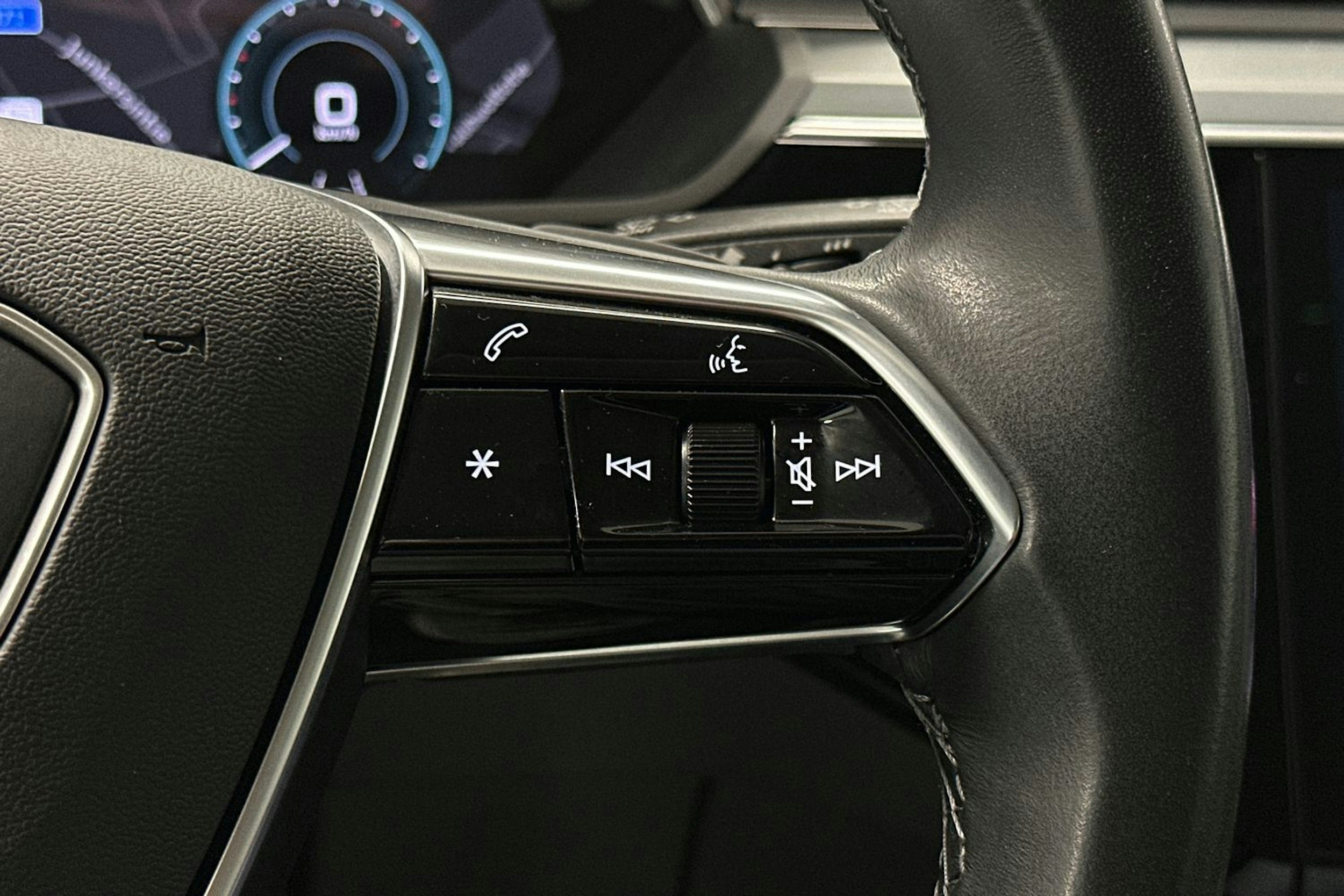 harmaa Audi Q8 e-tron 2023 kuva 23.