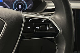 harmaa Audi Q8 e-tron 2023 kuva 23.