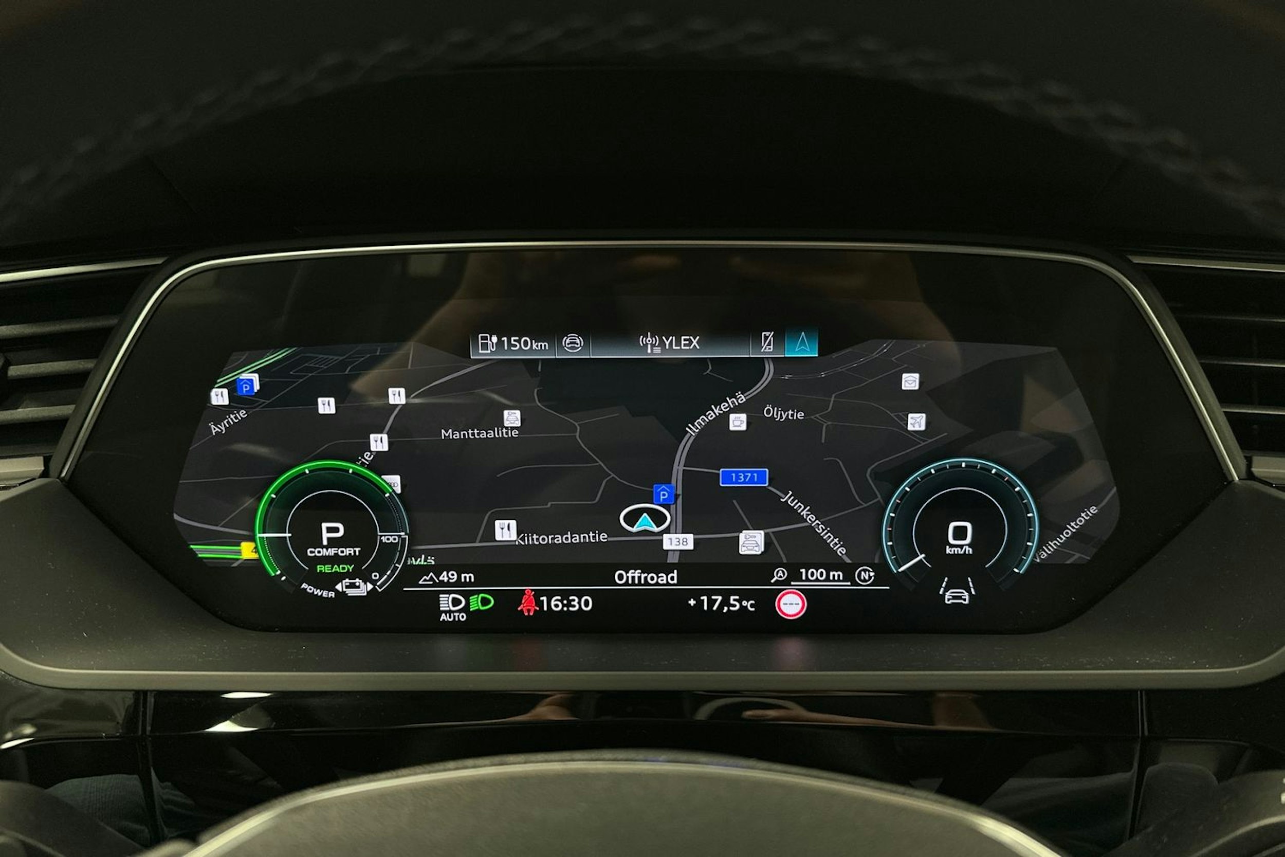 harmaa Audi Q8 e-tron 2023 kuva 25.