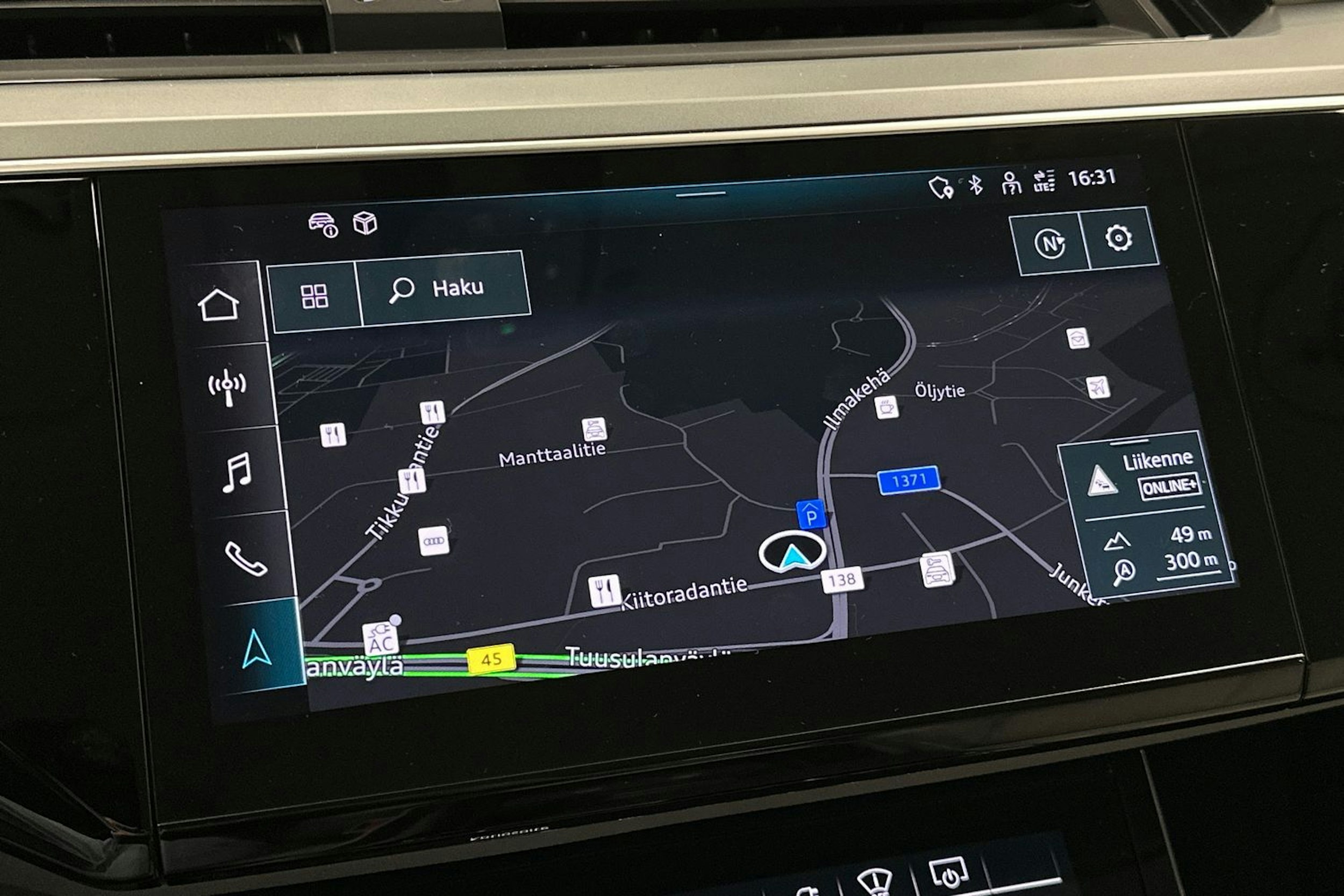 harmaa Audi Q8 e-tron 2023 kuva 28.
