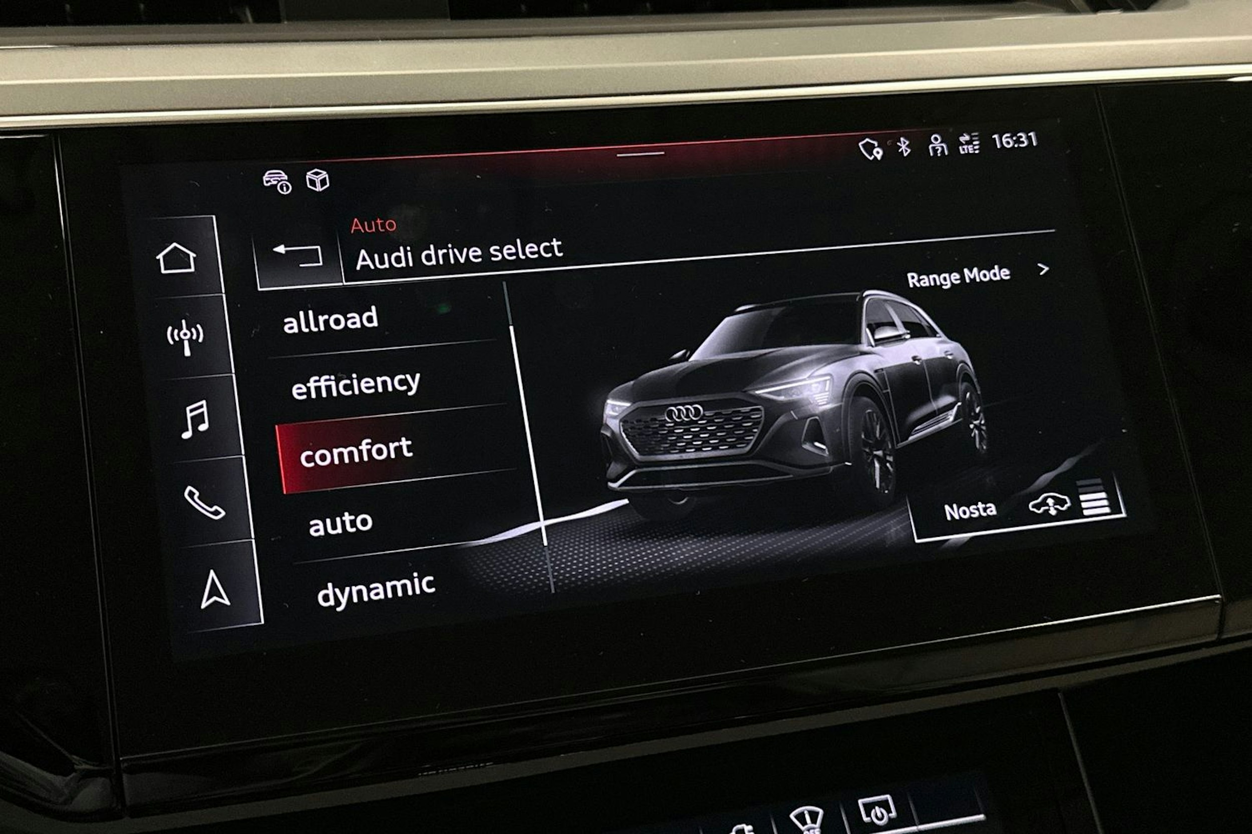 harmaa Audi Q8 e-tron 2023 kuva 30.