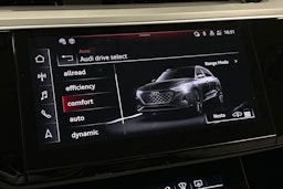 harmaa Audi Q8 e-tron 2023 kuva 30.