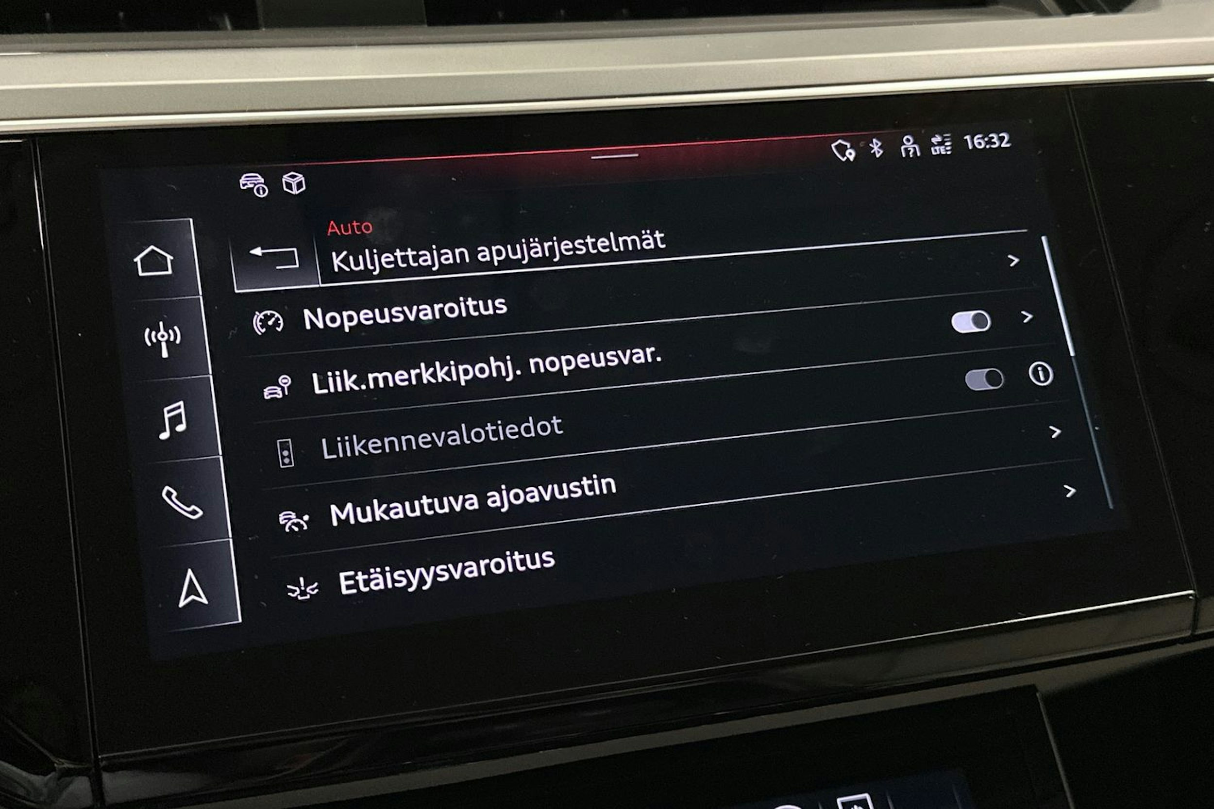harmaa Audi Q8 e-tron 2023 kuva 33.