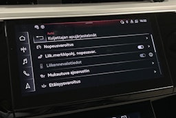 harmaa Audi Q8 e-tron 2023 kuva 33.