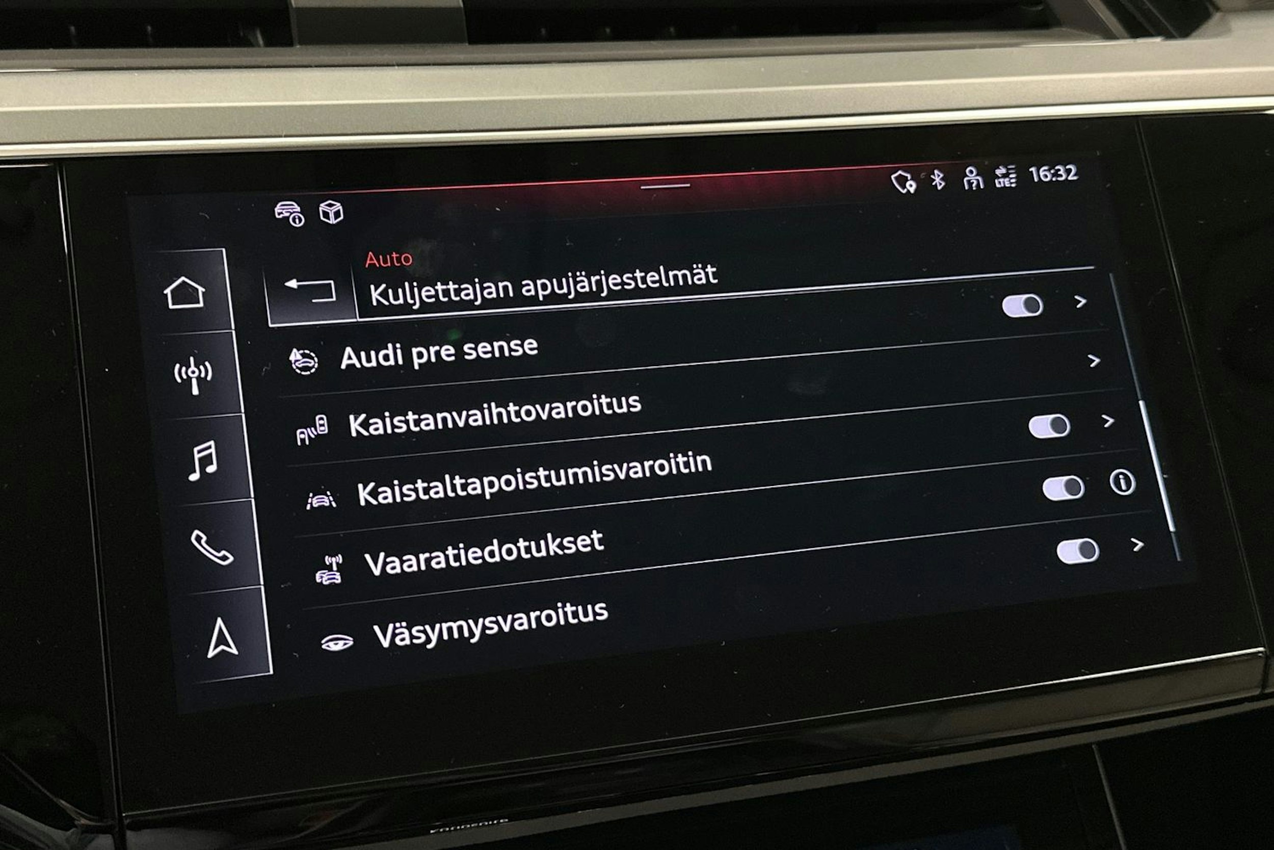 harmaa Audi Q8 e-tron 2023 kuva 34.