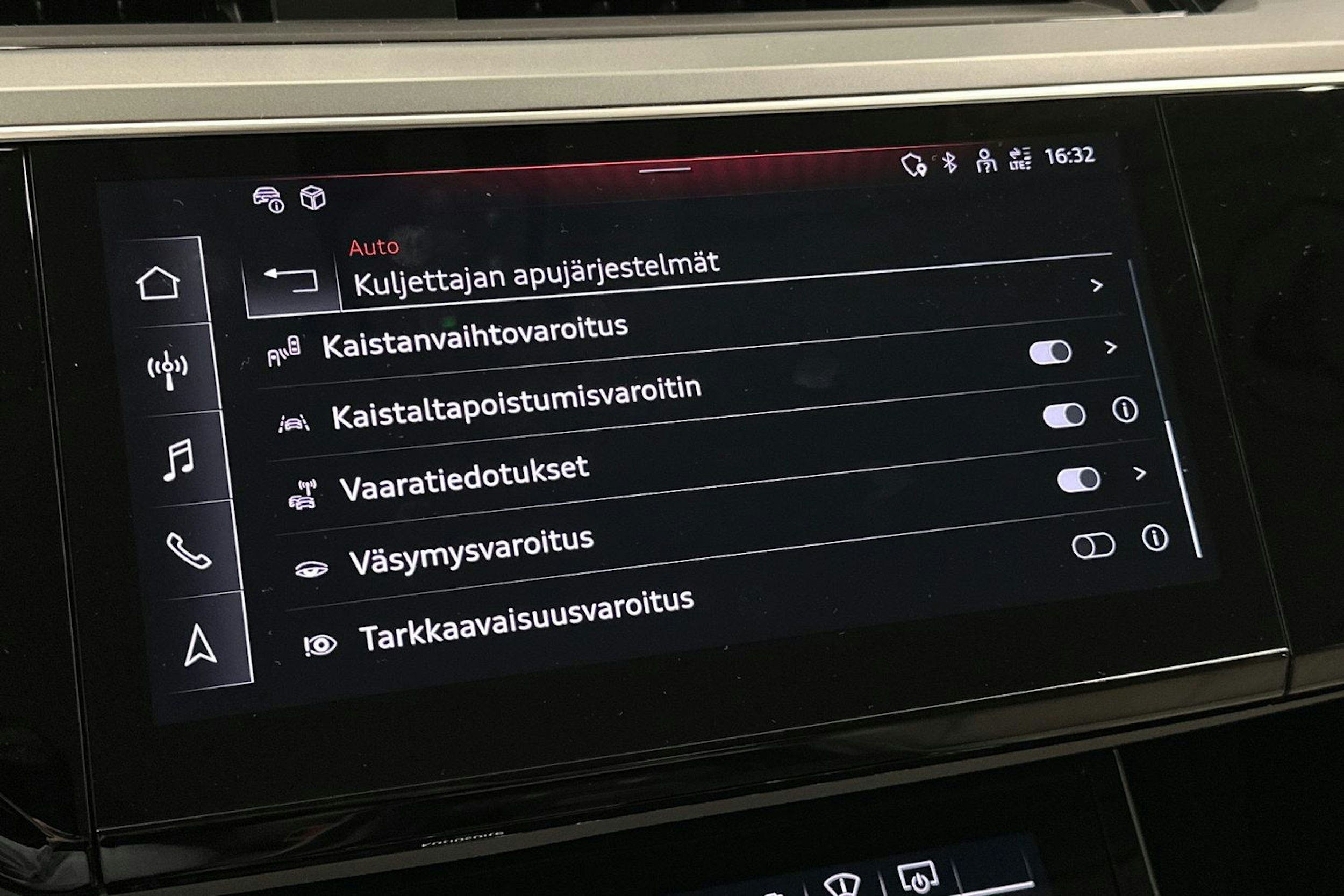 harmaa Audi Q8 e-tron 2023 kuva 35.