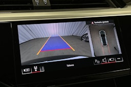 harmaa Audi Q8 e-tron 2023 kuva 36.