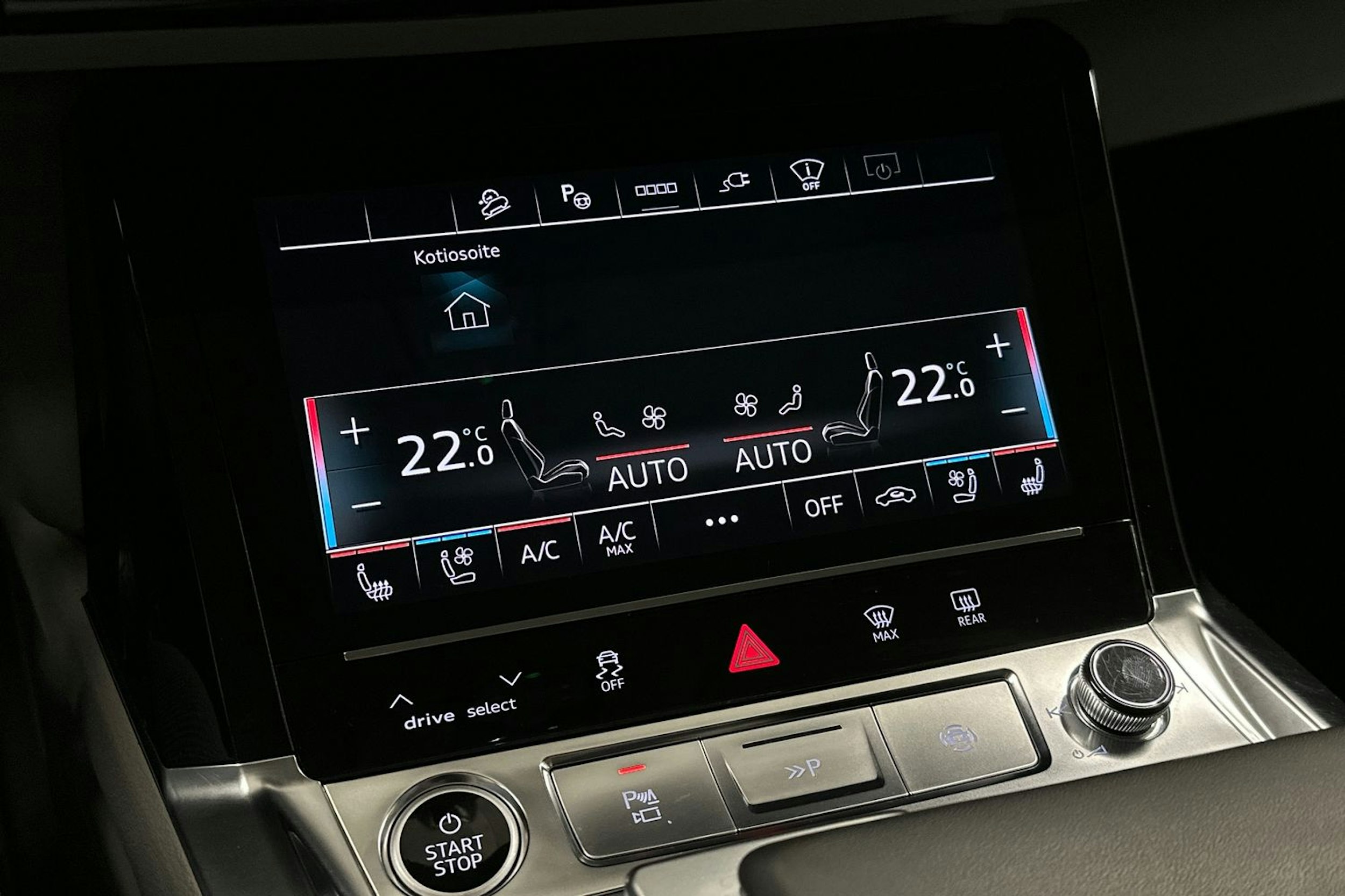 harmaa Audi Q8 e-tron 2023 kuva 38.