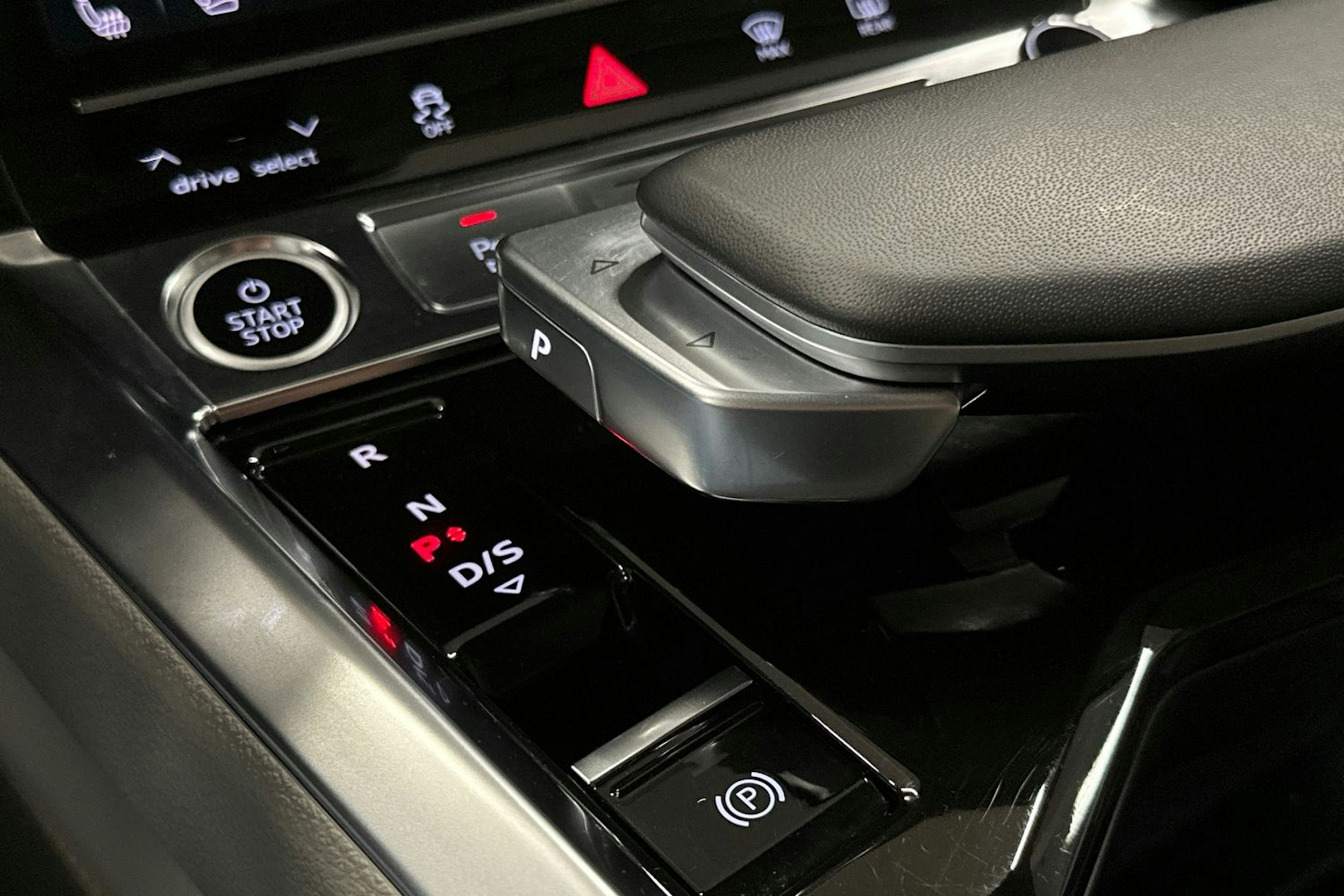 harmaa Audi Q8 e-tron 2023 kuva 39.