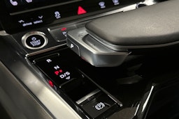 harmaa Audi Q8 e-tron 2023 kuva 39.