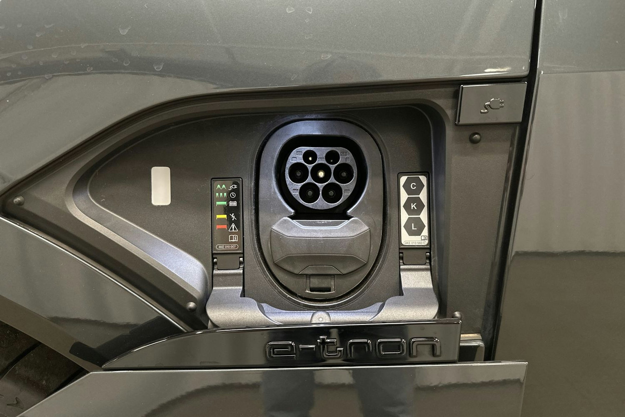 harmaa Audi Q8 e-tron 2023 kuva 41.