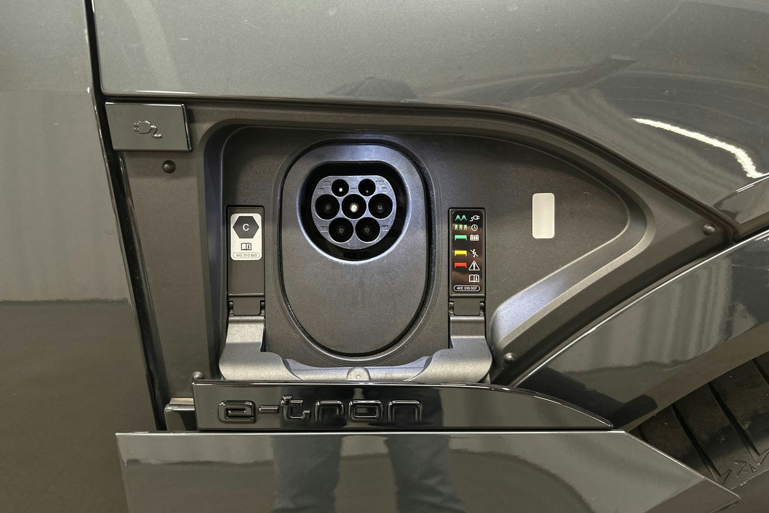harmaa Audi Q8 e-tron 2023 kuva 42.