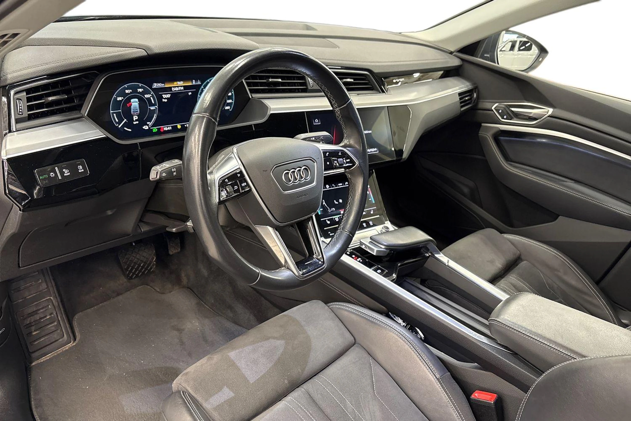 harmaa Audi Q8 e-tron 2023 kuva 6.