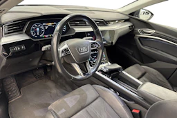 harmaa Audi Q8 e-tron 2023 kuva 6.