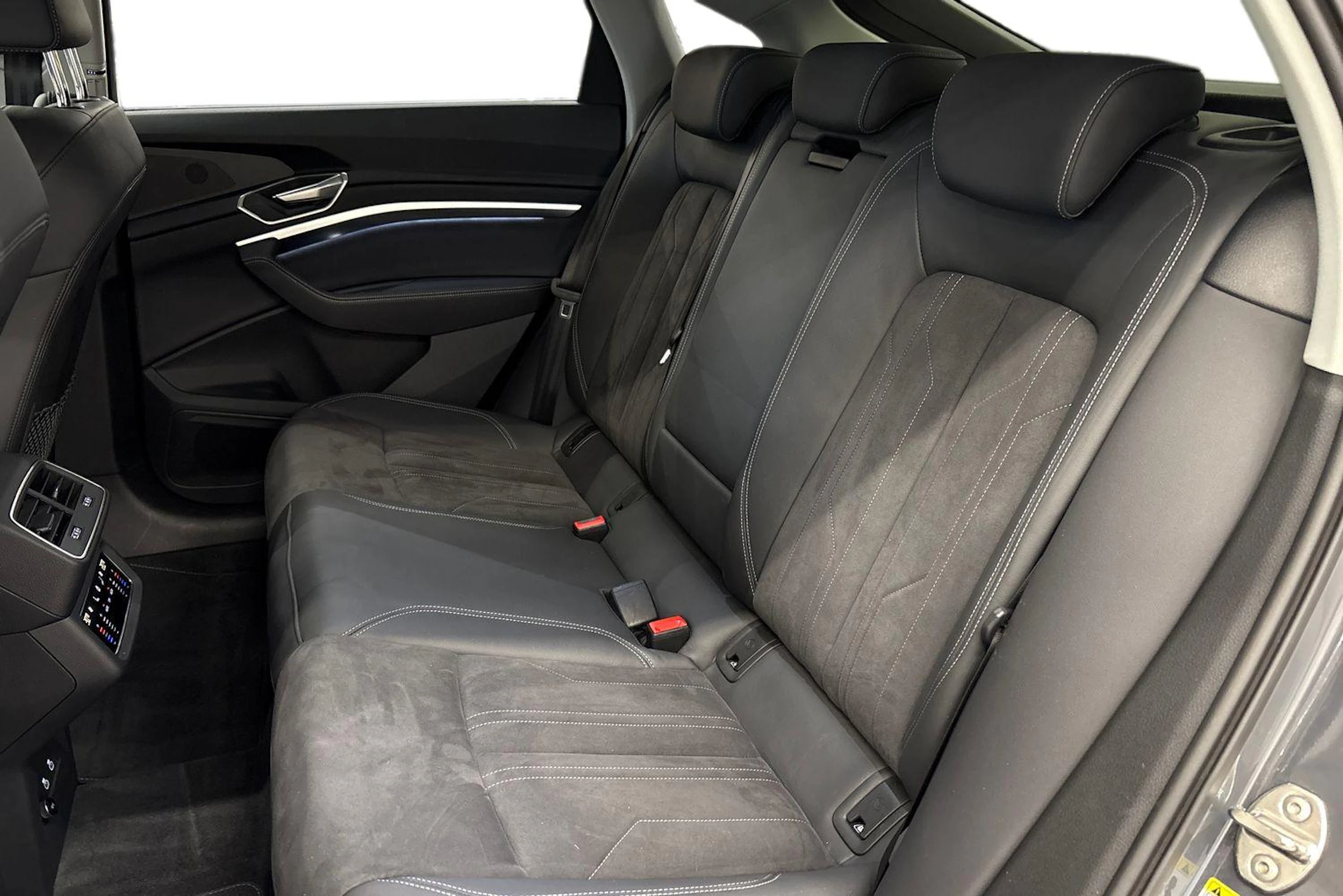 harmaa Audi Q8 e-tron 2023 kuva 8.