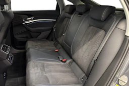 harmaa Audi Q8 e-tron 2023 kuva 8.