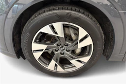 harmaa Audi Q8 e-tron 2023 kuva 9.