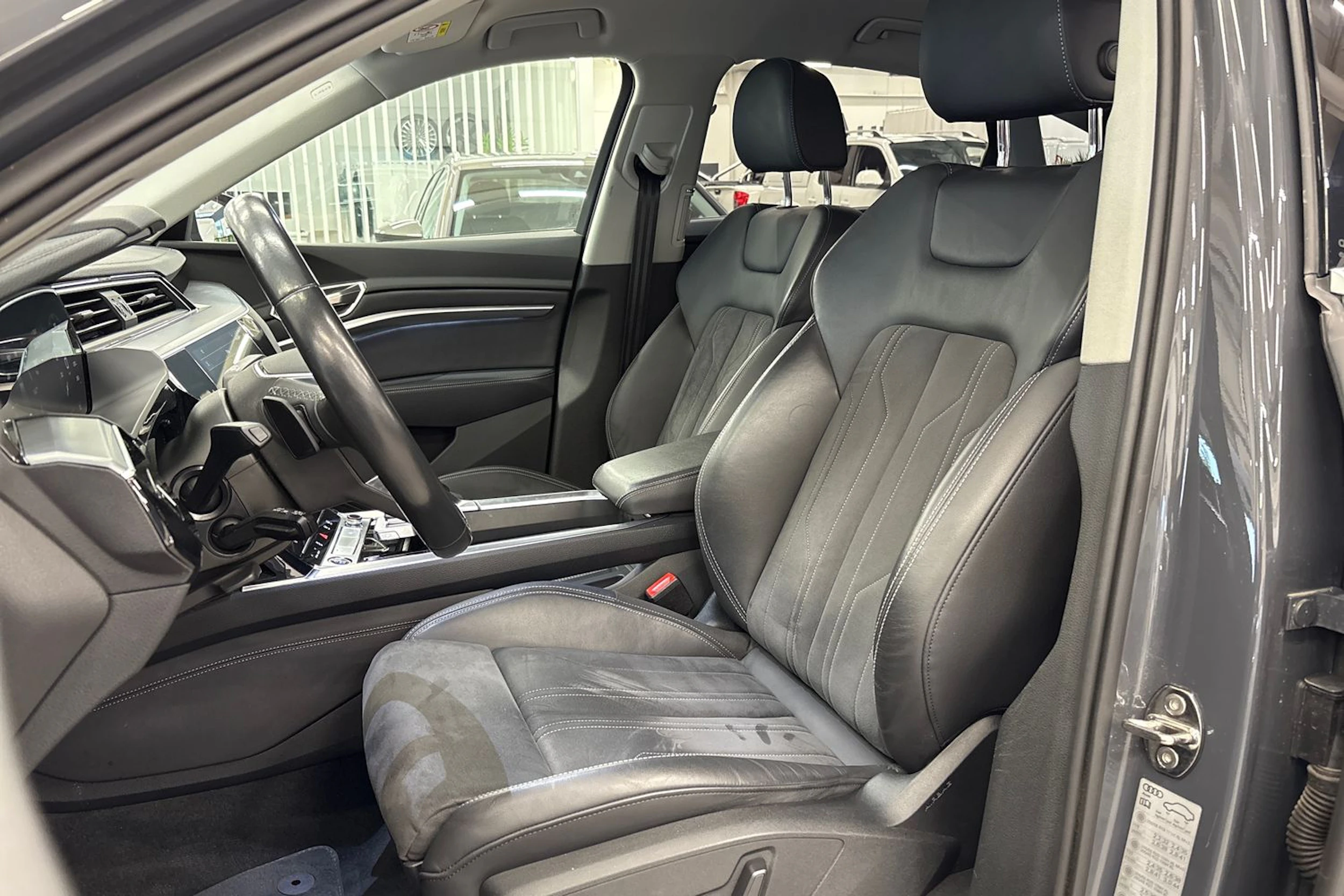 harmaa Audi Q8 e-tron 2023 kuva 11.