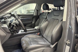 harmaa Audi Q8 e-tron 2023 kuva 11.
