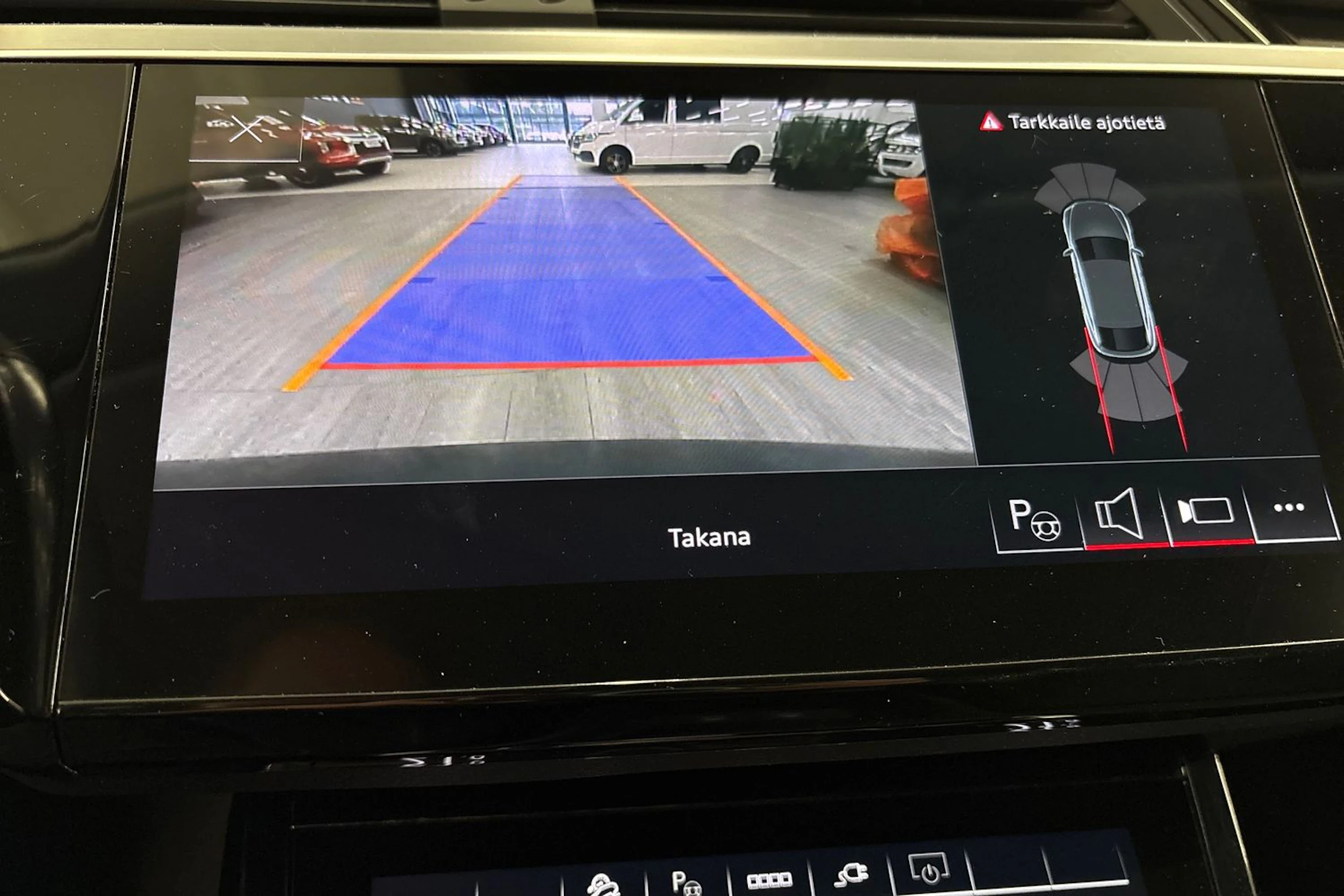 harmaa Audi Q8 e-tron 2023 kuva 13.