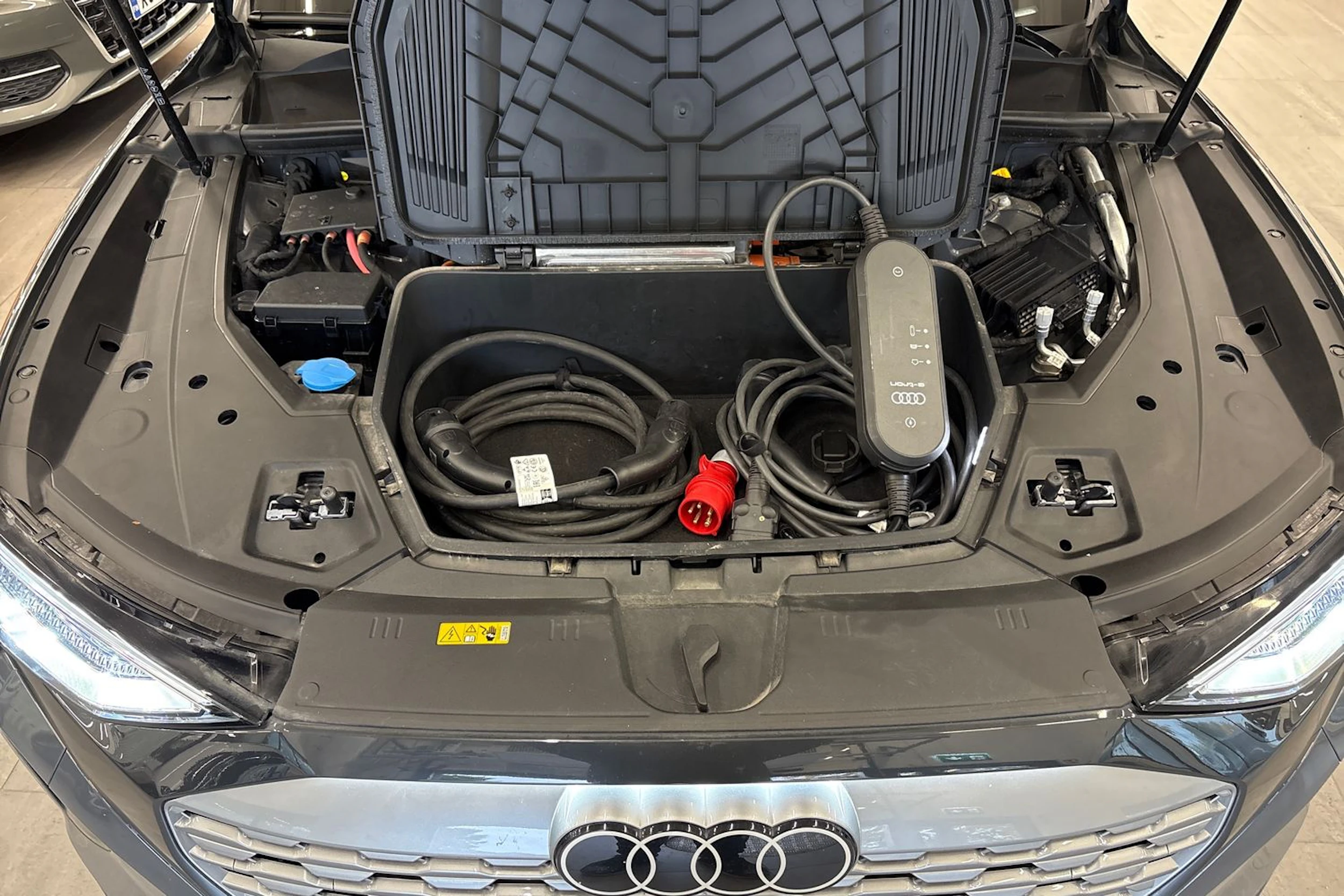 harmaa Audi Q8 e-tron 2023 kuva 14.
