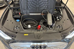 harmaa Audi Q8 e-tron 2023 kuva 14.
