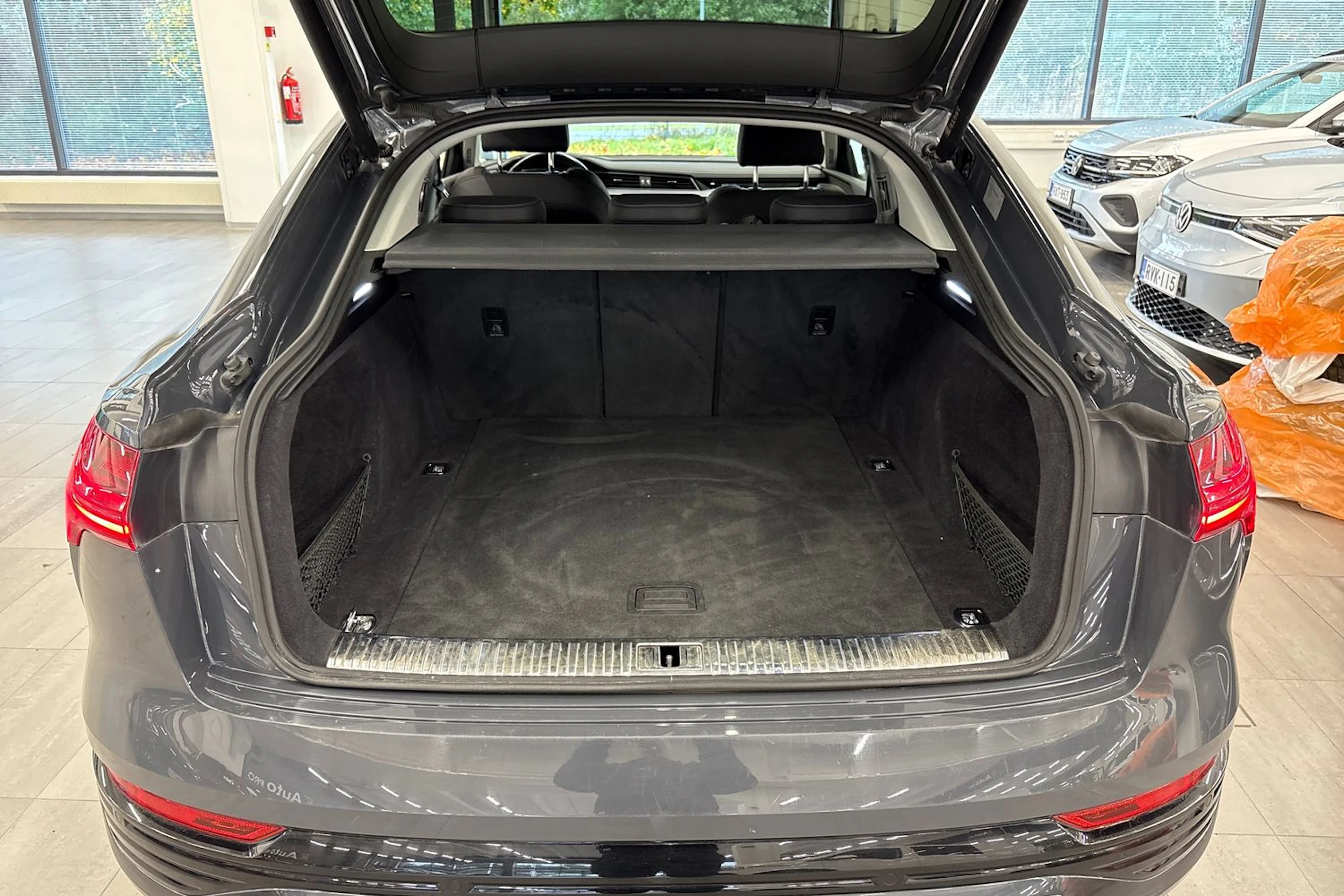 harmaa Audi Q8 e-tron 2023 kuva 15.