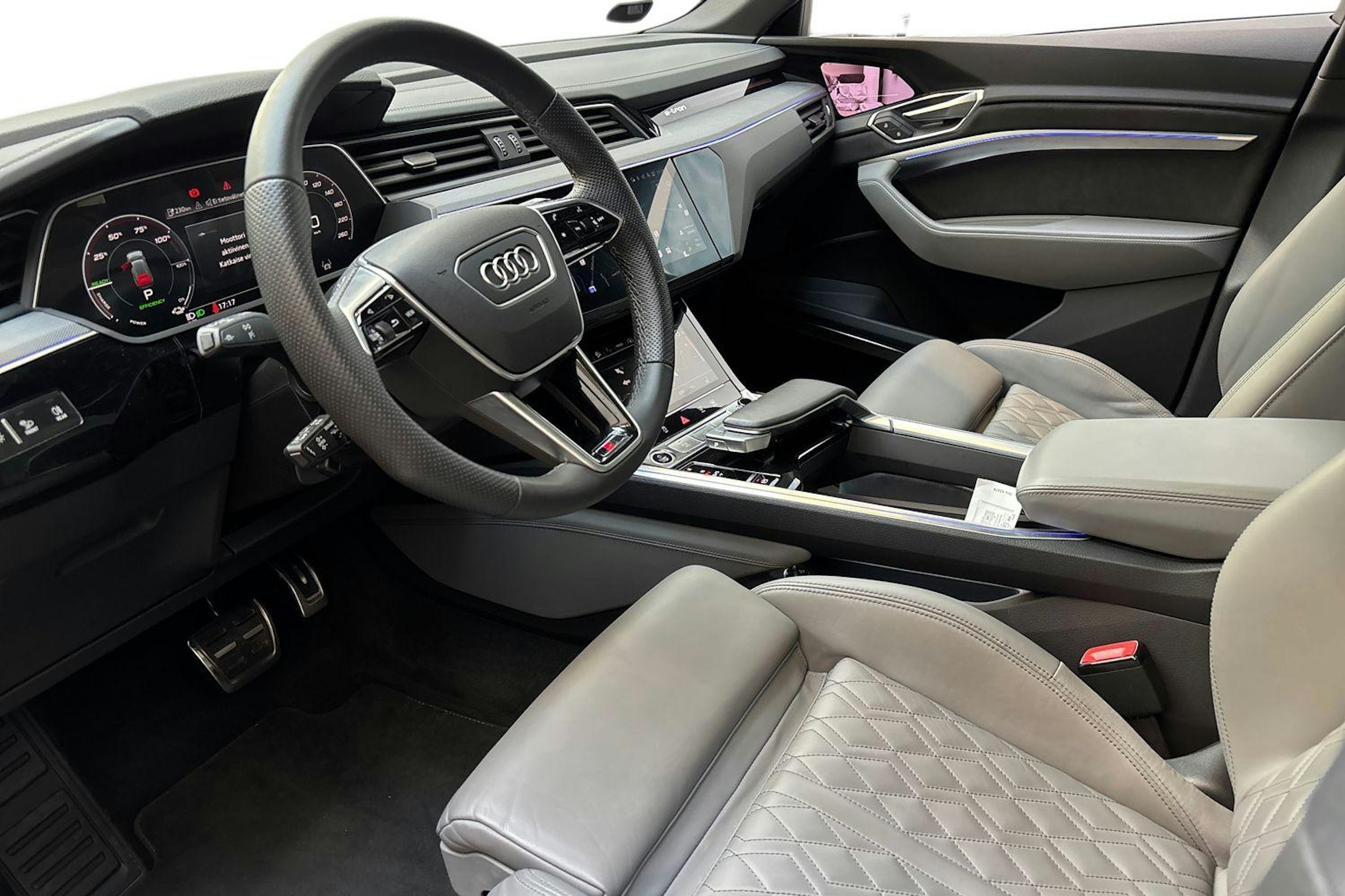 harmaa Audi Q8 e-tron 2023 kuva 7.
