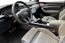 harmaa Audi Q8 e-tron 2023 kuva 7.