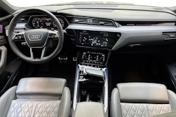harmaa Audi Q8 e-tron 2023 kuva 9.