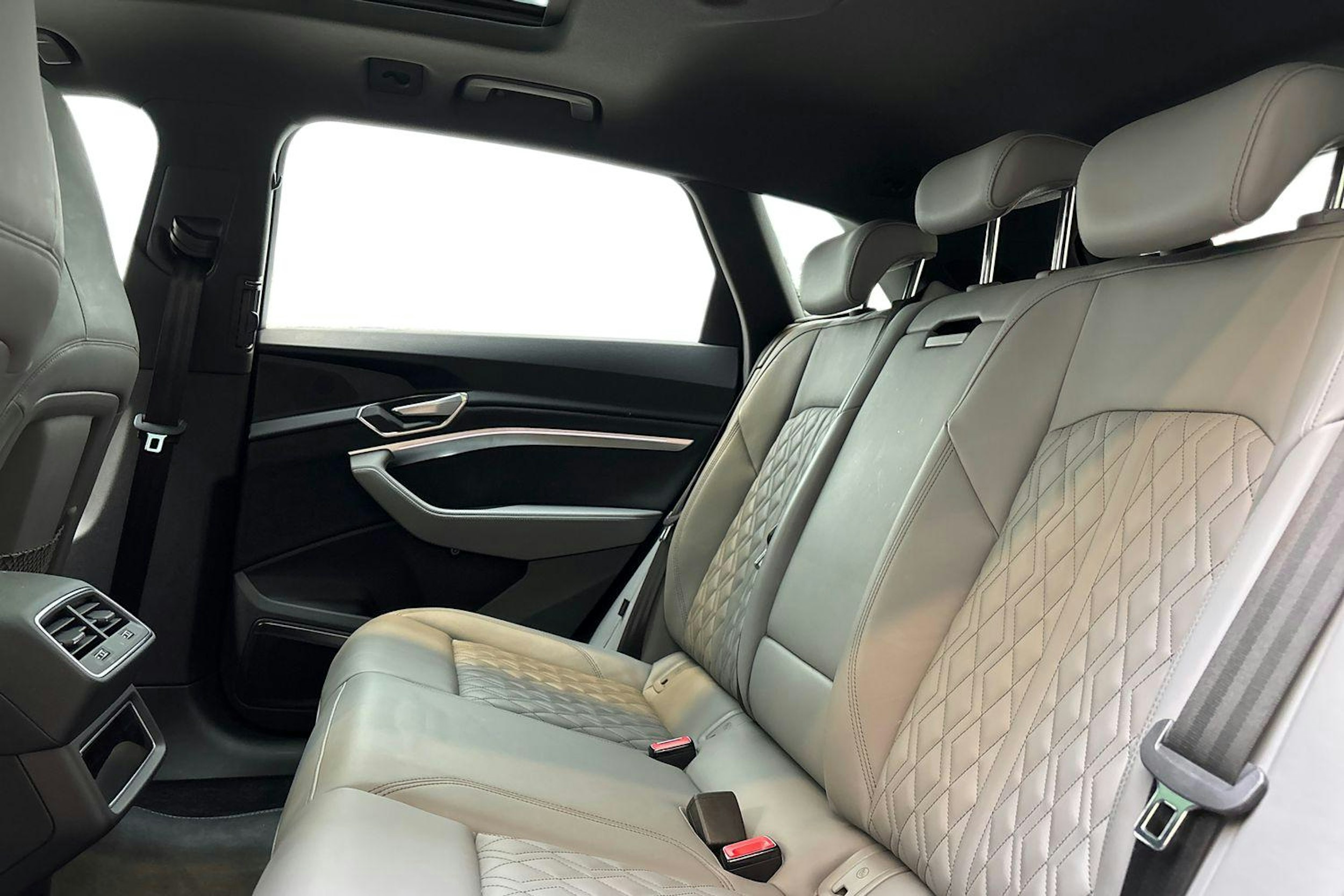 harmaa Audi Q8 e-tron 2023 kuva 10.