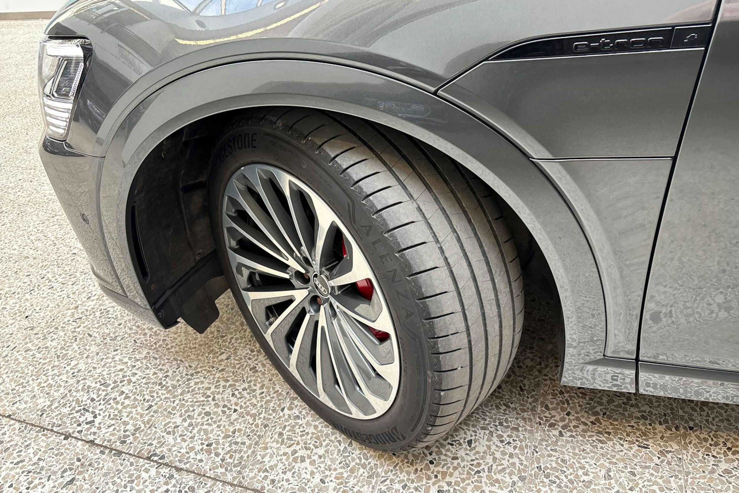 harmaa Audi Q8 e-tron 2023 kuva 13.