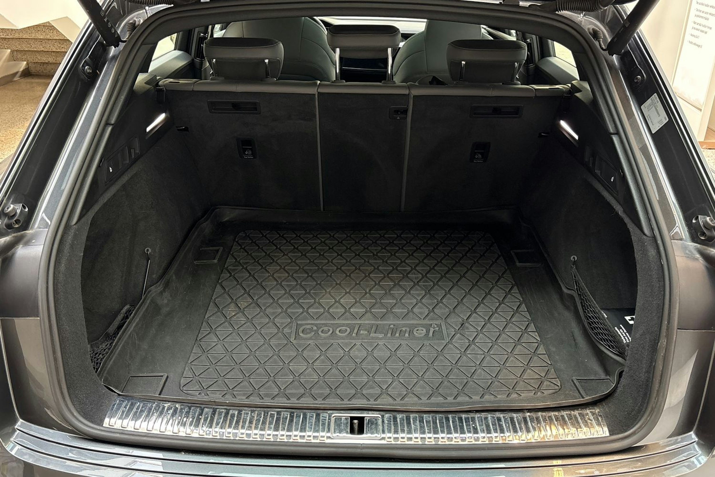 harmaa Audi Q8 e-tron 2023 kuva 14.