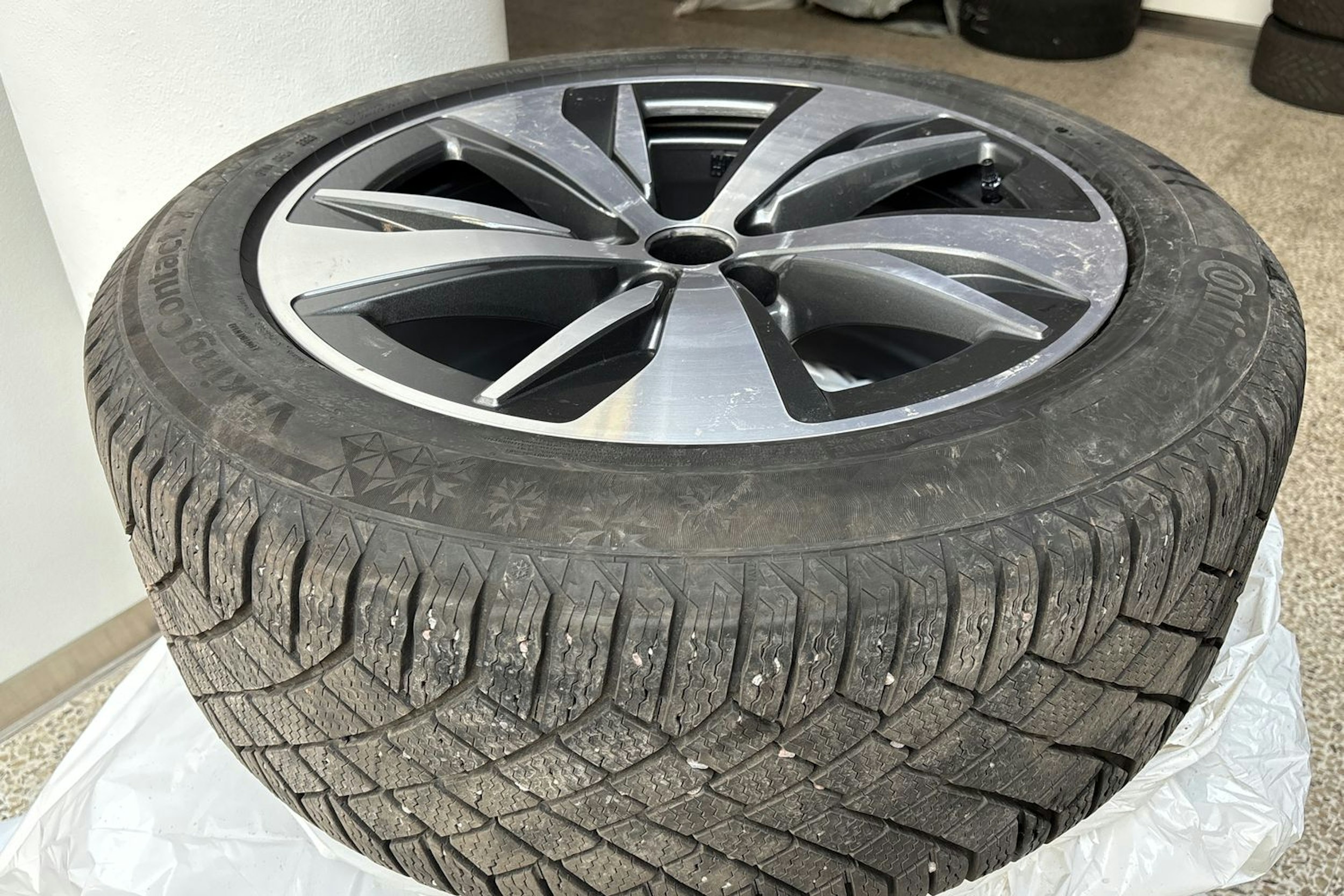harmaa Audi Q8 e-tron 2023 kuva 16.