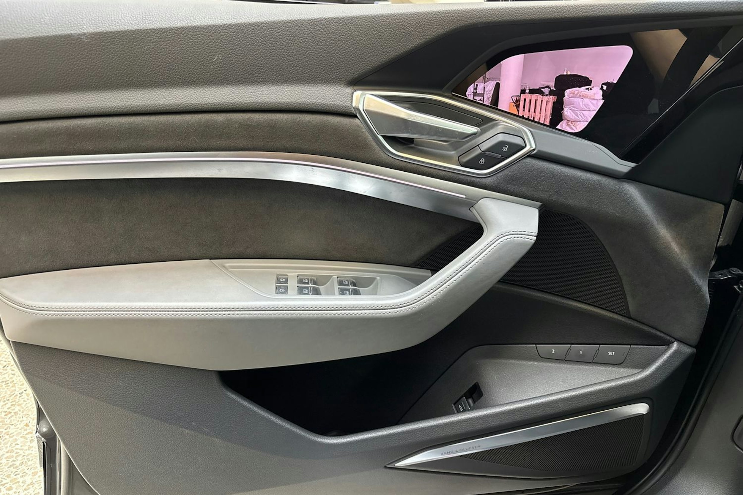 harmaa Audi Q8 e-tron 2023 kuva 17.