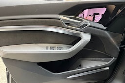 harmaa Audi Q8 e-tron 2023 kuva 17.
