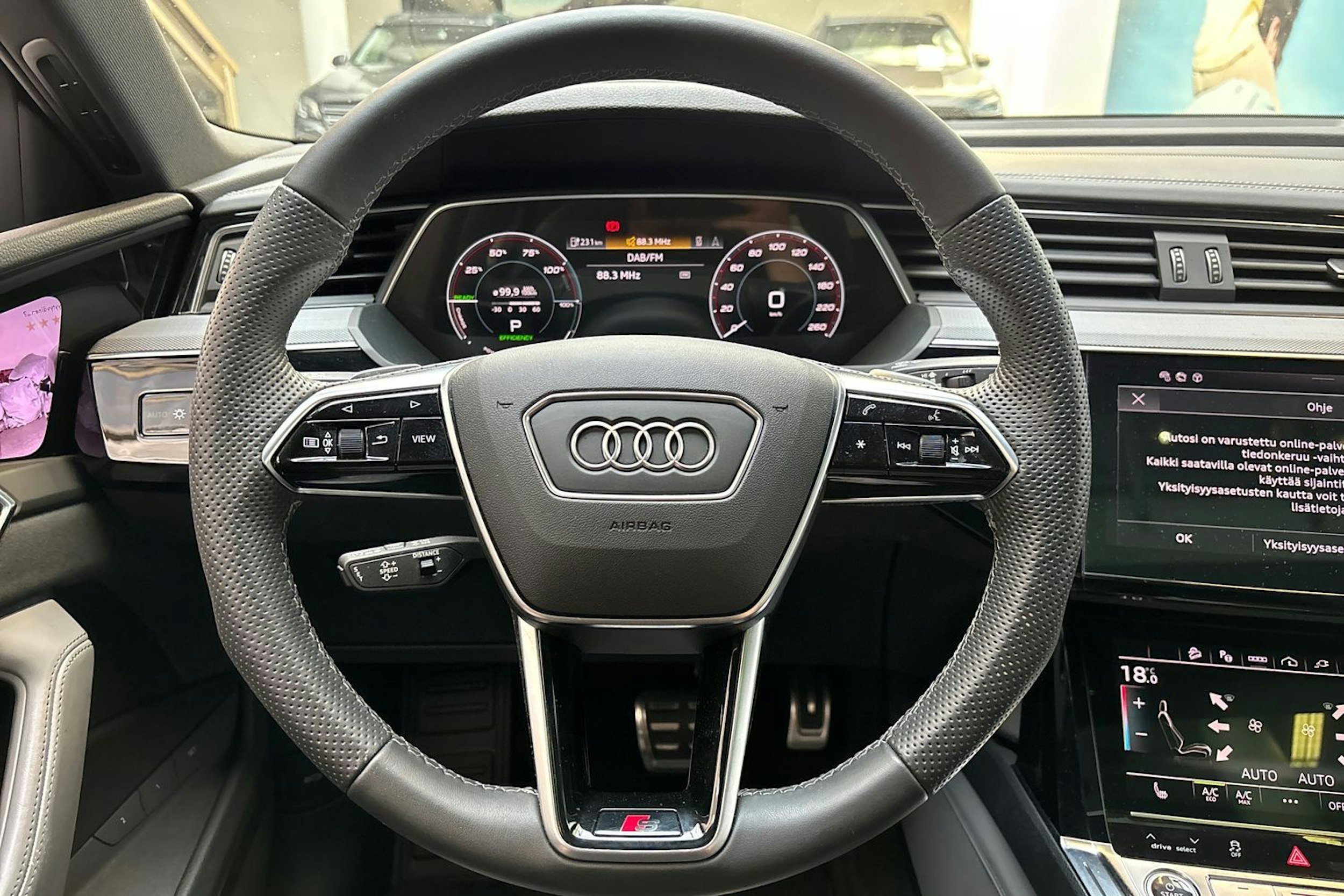 harmaa Audi Q8 e-tron 2023 kuva 19.