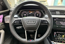 harmaa Audi Q8 e-tron 2023 kuva 19.
