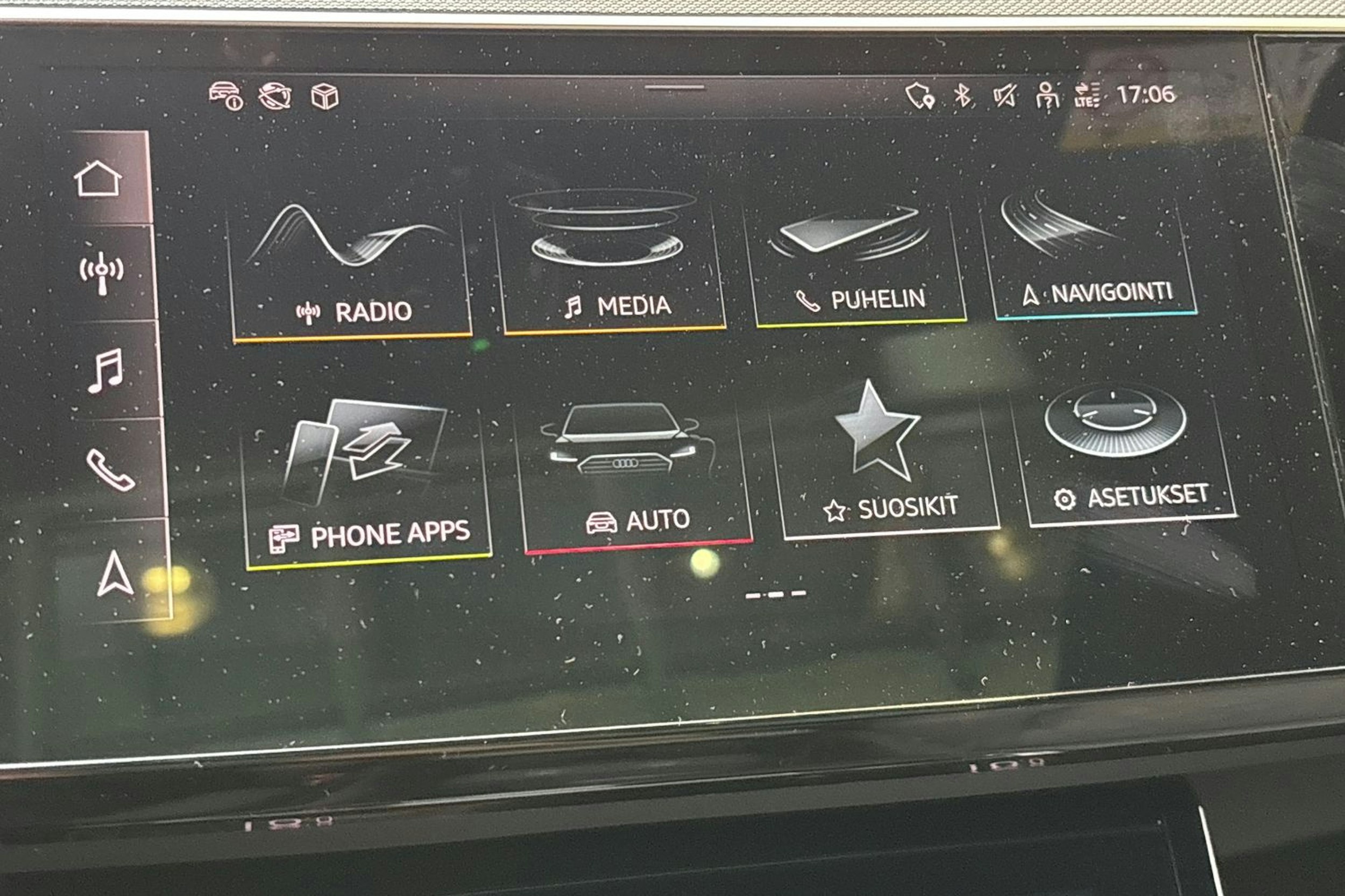 harmaa Audi Q8 e-tron 2023 kuva 22.