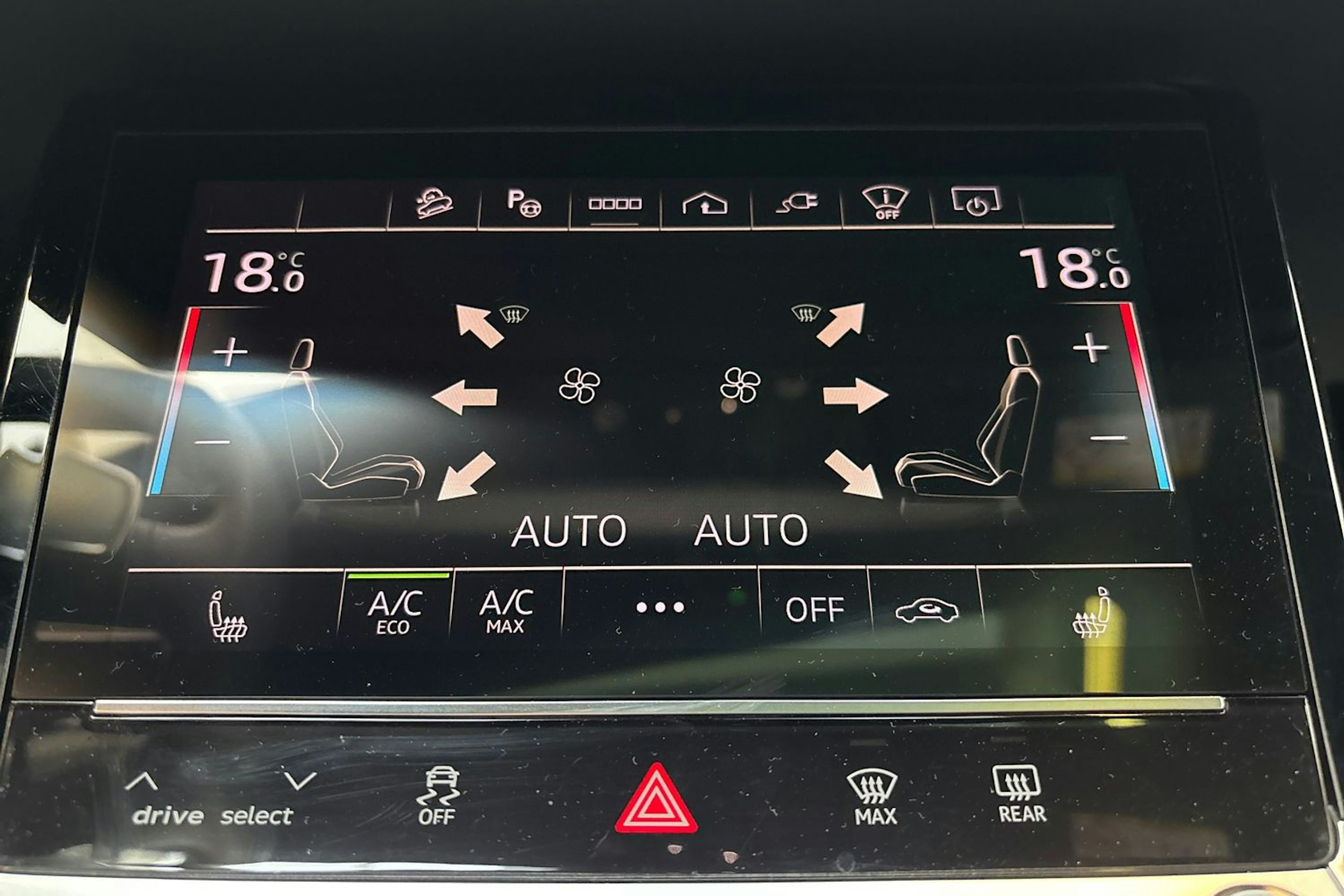harmaa Audi Q8 e-tron 2023 kuva 26.
