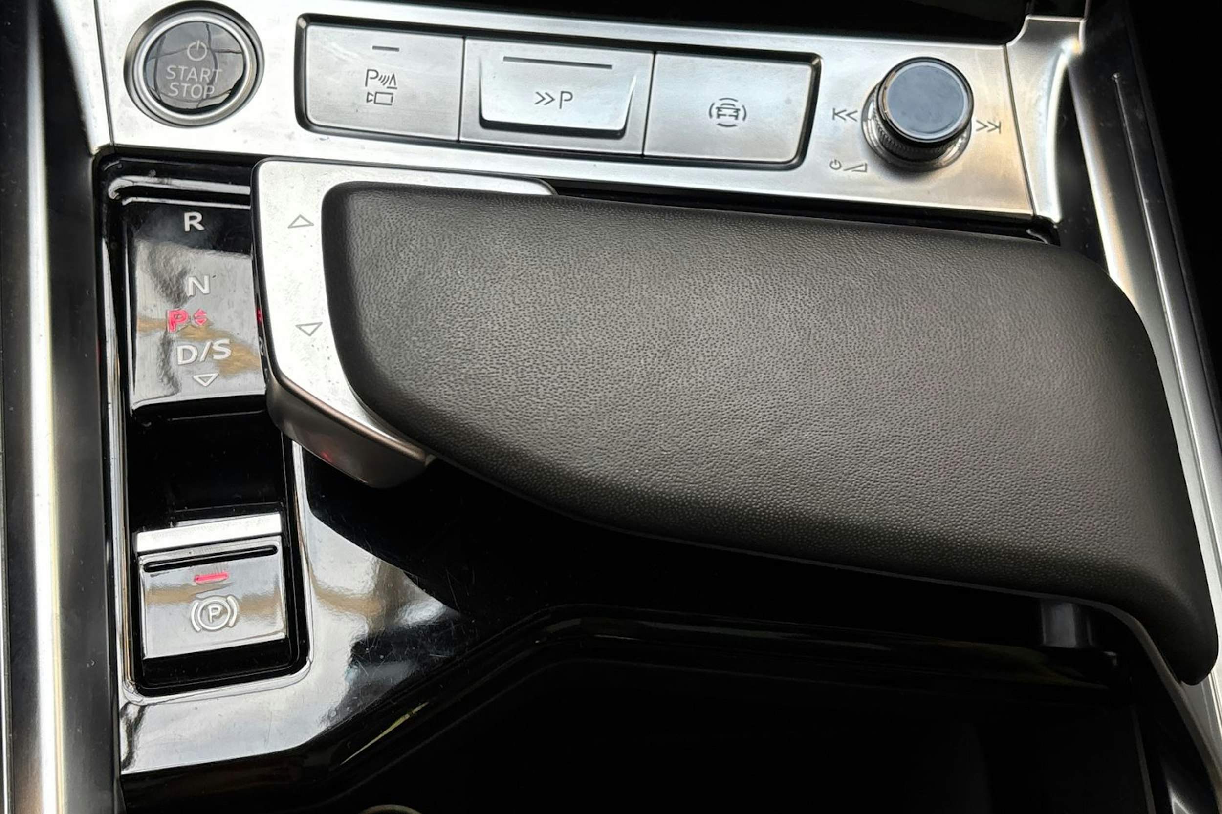 harmaa Audi Q8 e-tron 2023 kuva 27.