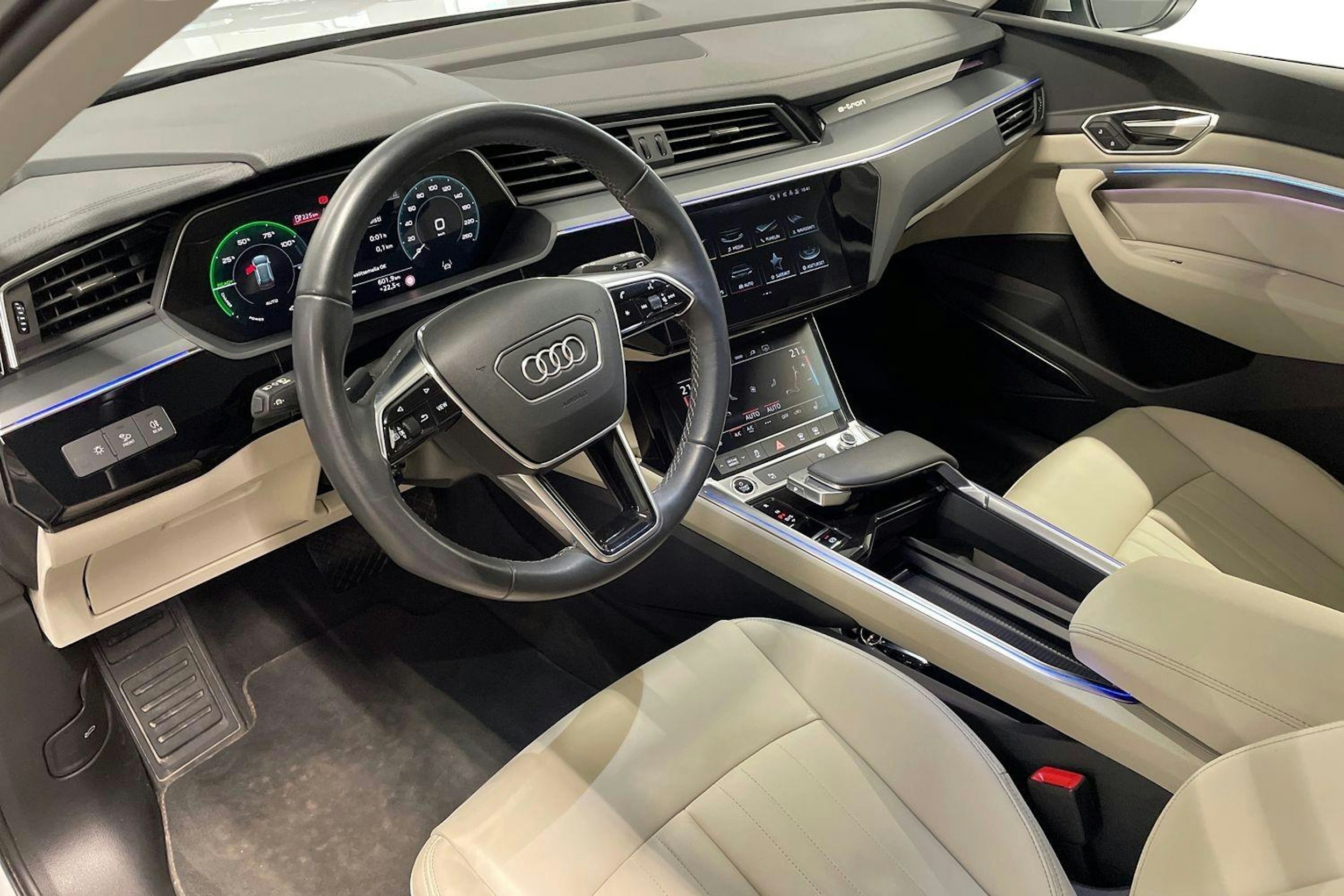 Valkoinen Audi Q8 e-tron 2023 kuva 6.